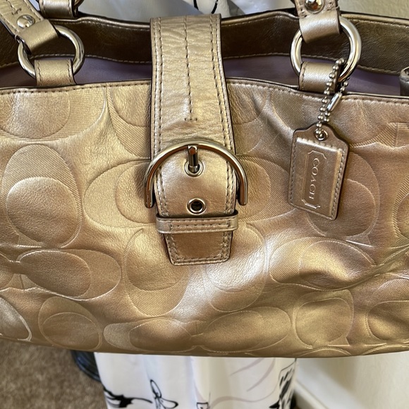 COACH F19448 GOLD SOHO TEXTURED SIGNATURE EMBOSSED LEATHER CARRYALL BAG - Picture 9 of 13